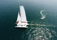 trimaran naviguer et canot pneumatique